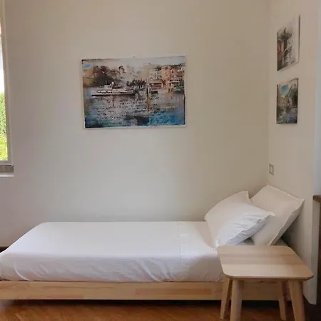 Private Lakeside Luxury Villa לינה וארוחת בוקר *